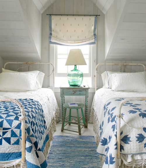 blue-and-white-cottage-bedroom-0712-xln