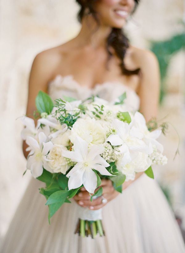 southern-wedding-clematis-bouquet